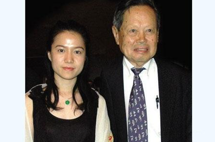 没想到，杨振宁去世后	，49岁妻子翁帆，竟因一个动作实现口碑暴涨