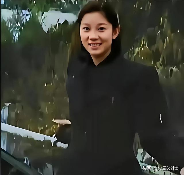 1974年，刘思齐再婚后和丈夫及孩子们的合影，满脸洋溢着幸福