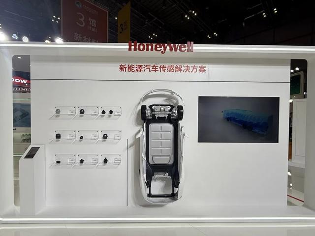 速看！中国石化AI人形机器人首次亮相2025进博会！