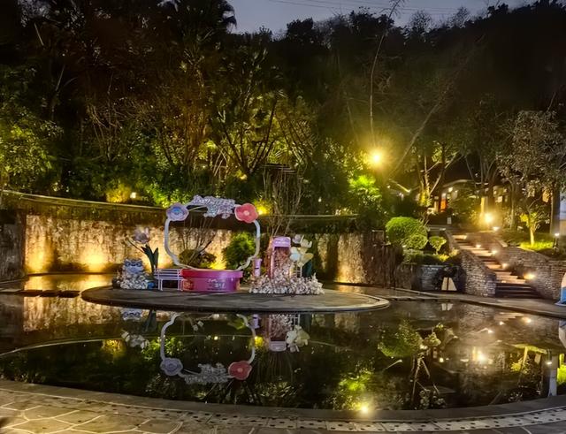 极致放松，在隐秘汤屋中独享温暖