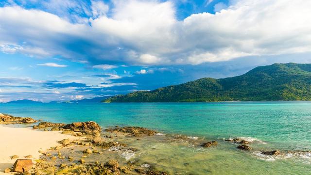 从伤口到视频，中国游客马尔代夫遇险，谁在导演“玩命式创作”