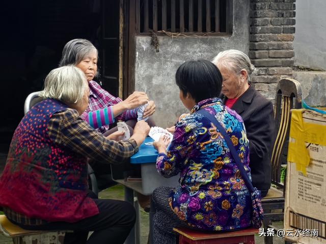 说这里是“川中第一镇”有些夸张，但是美食还是挺多，闲转还可以