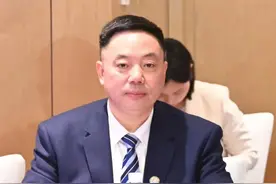 庆祝岳阳市人大常委会成立四十周年系列展 勇立潮头谱华章 ——记岳阳市第七、八、九届人大代表伍玉龙图片