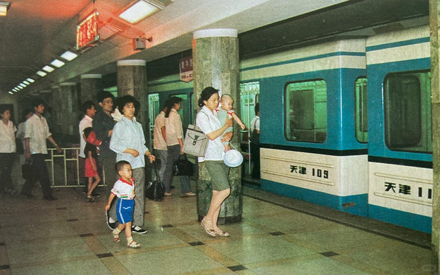 这里是1988年的天津，蜿蜒的海河横穿市区