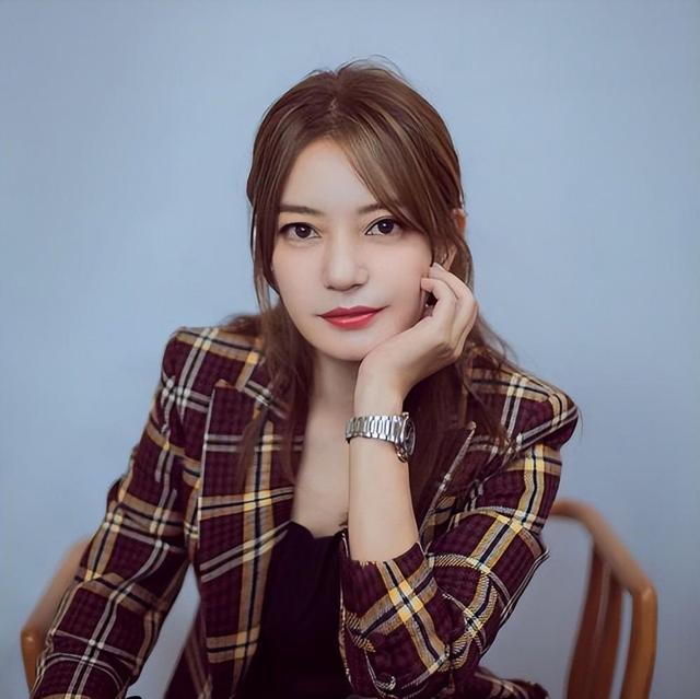 封杀4年	，赵薇做梦也没想到，如今56岁哥哥竟成了自己的“救赎	”