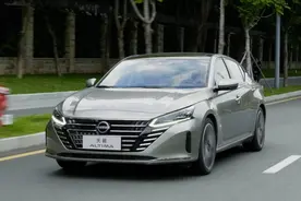 雅阁、天籁和凯美瑞的入门版，买哪一台最划算日常用最省？图片