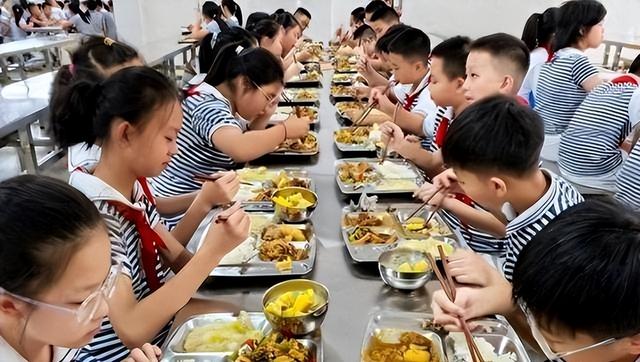 北京下了死命令：2027年底前	，所有中小学必须告别“校外配餐”