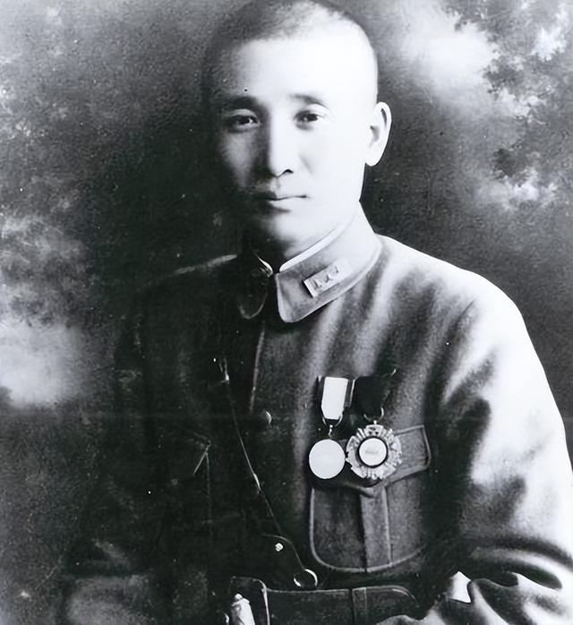 老蒋临死都想不到，最大的卧底不是吴石，而是天天陪他开会的他!