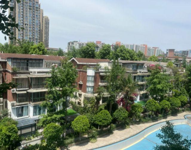 为什么很多人在偷偷收购“步梯房”？内行说出实情，被一语点醒了