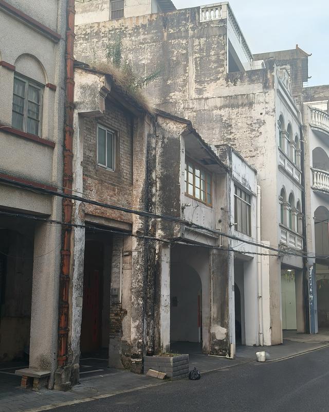 别让历史老街成为霉菌的滋生地