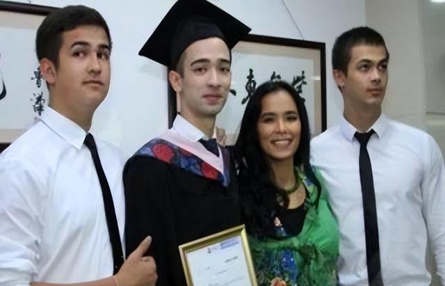 62岁韦唯现状：脊柱断裂已恢复，前夫已死，3个混血儿子回国相伴