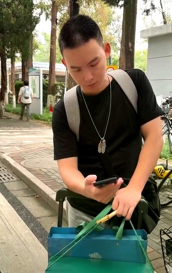 谢浩南昨晚11点已到达深圳，并回复网友几个问题，三人前来接站