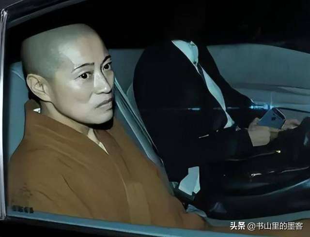 白天念经晚上蹦迪！风流尼姑释智定，东窗事发时，屋里还藏着假发