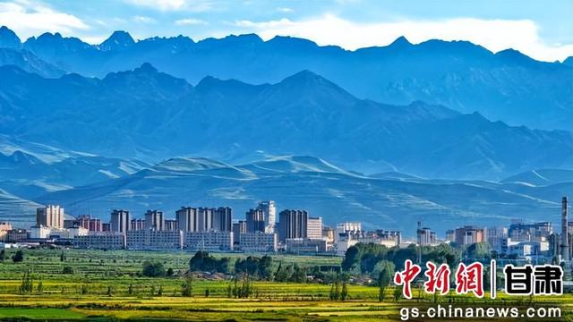 甘肃民乐：高原小城与祁连山同框 共绘灵动西北画卷