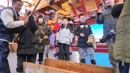 千年崖城变身童话雪国，萌娃嬉雪玩转跨国挑战！