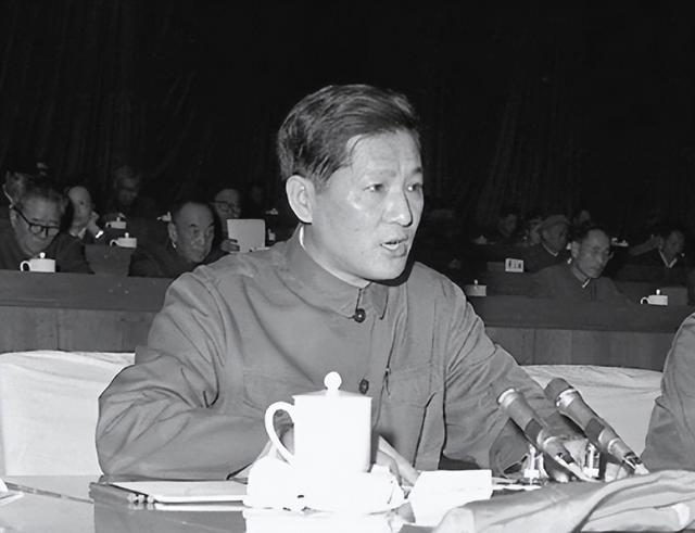 他曾担任三个直辖市的市委书记，40岁副国级，43岁粉碎一起阴谋