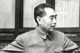 1970年，乔冠华酒后写下一篇雄文，毛主席笑着问：喝了多少茅台？图片