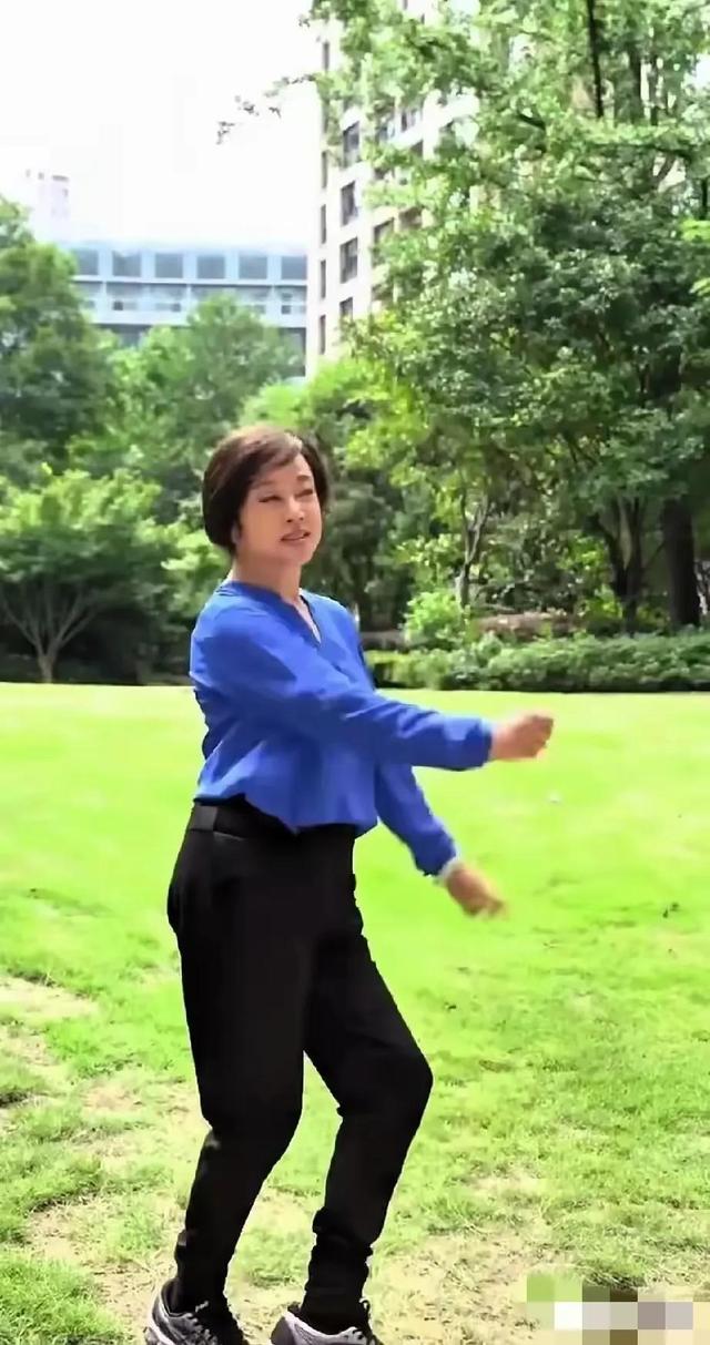 75刘晓庆在公园跳舞 这舞姿简直太美了 75还那么年轻漂亮真让人羡慕