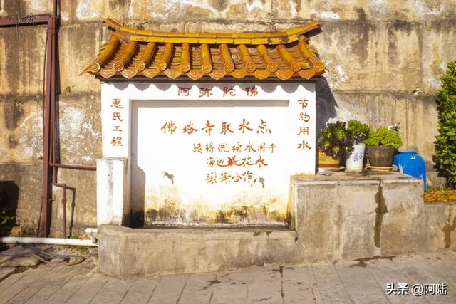 大理佛塔寺的山泉水是净化过的，老百姓不仅可以免费取，还不限量