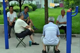 六十岁与初恋重逢，本以为孤身一生，没想到自己早已子孙满堂图片