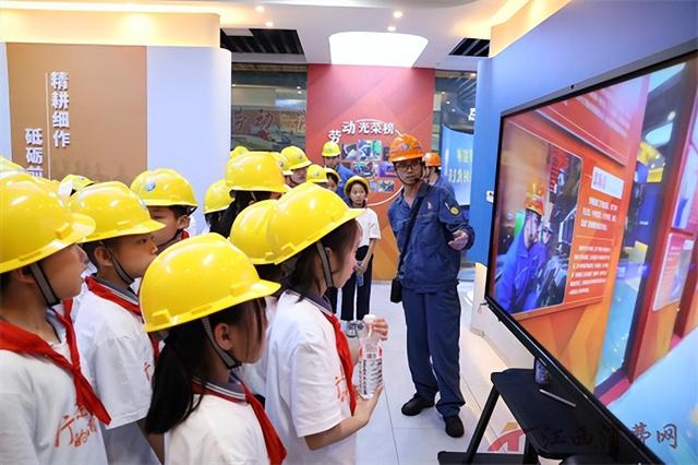 方大特钢公众开放日：党建引领展成果 钢铁之旅赢赞誉