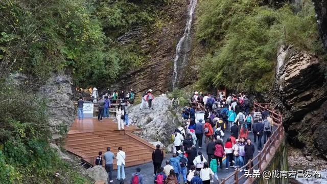 国庆假期第二天，官鹅沟迎来旅游高峰