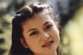 朱晓琳15岁唱《妈妈的吻》爆红，却在巅峰突然消失，56岁仍旧未婚图片