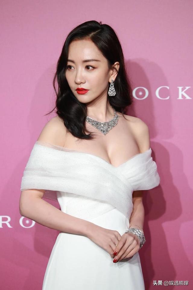 杨蓉这胸是真的吗？跟两个足球一样了，真的非常好看了