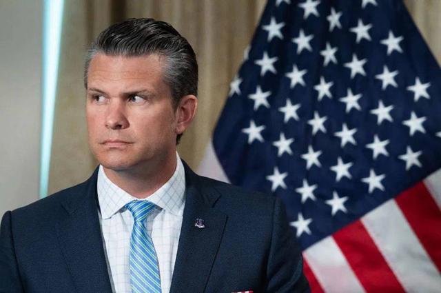 特朗普已连炸7国，美防长逼中国往后退，102架次美军机分批进南海