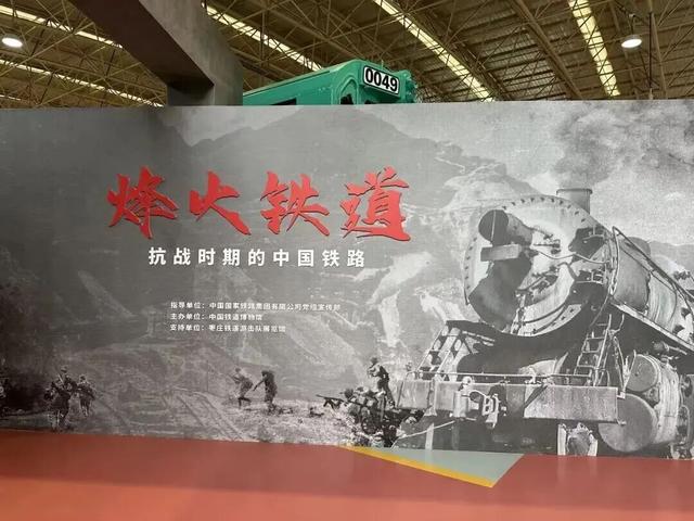 来这里！跟“国庆号”机车合影！