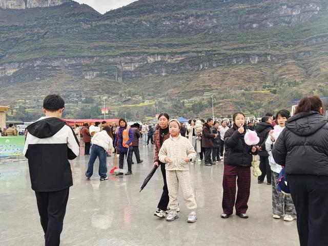 人气爆棚！桐梓春季“村晚”圈粉外地游客！