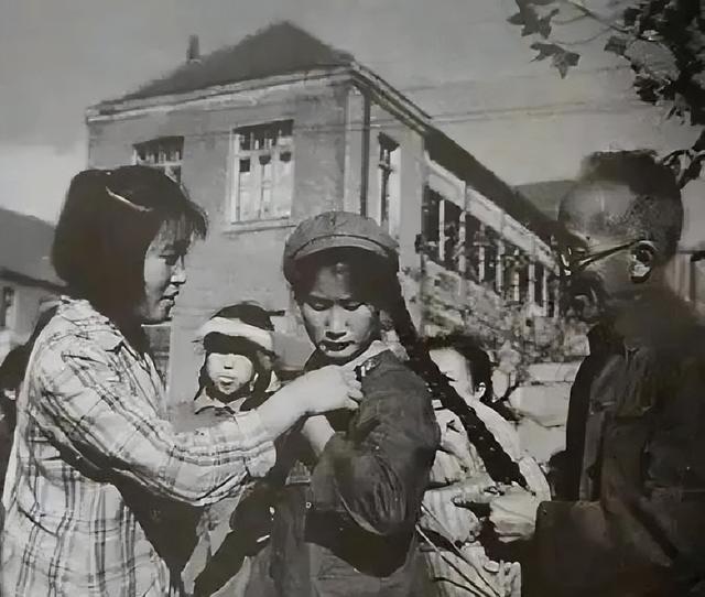 北京知青被迫与青海姑娘分离,35年后当上大官,得知自己儿孙满堂