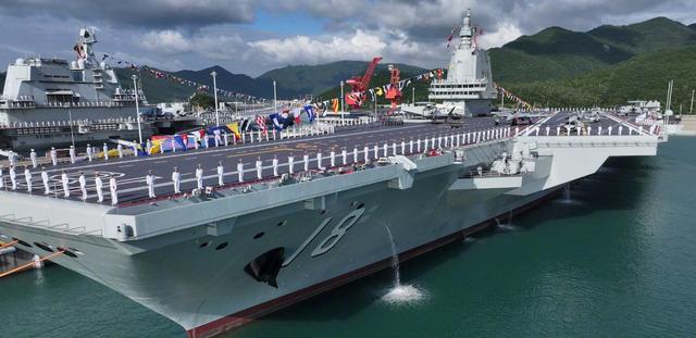 福建舰入列，老美哭丧着脸表示：不击沉它，我们都得跟着学用筷子