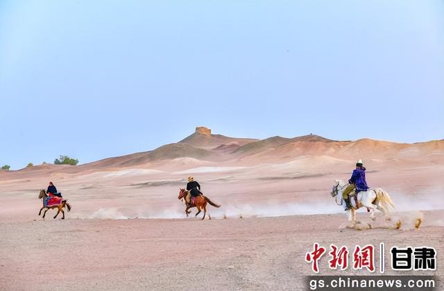 新疆“东天山来的骆驼队”秋游敦煌