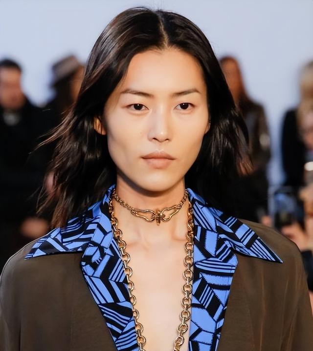 超模黄金时代终结？何穗隐婚生子惹争议，豪门与T台到底如何抉择