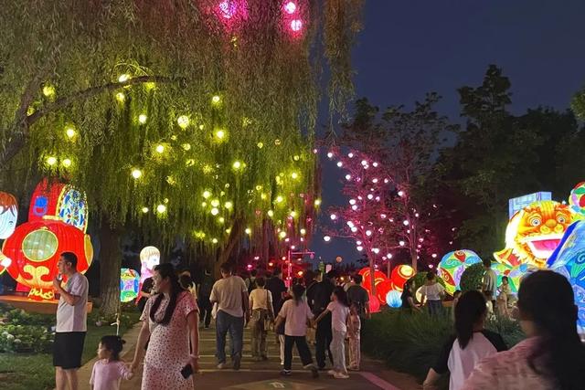 京城夏夜新顶流！蘑幻夜花园嗨翻啦