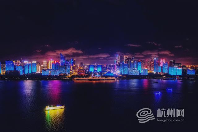 台风来临前的浪漫邂逅 昨夜杭州天空呈现“虹韵紫”（组图）