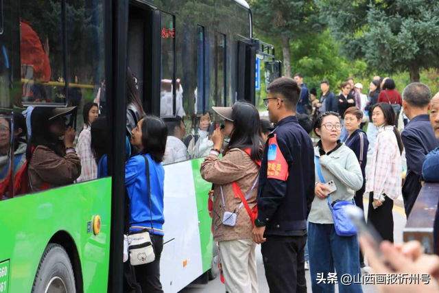 网络中国节·中秋丨当国庆红遇上中秋月：五台山景区双节喜迎八方客