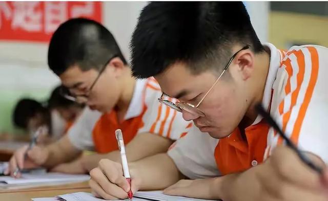 劲爆！中小学上课时间大调整：8点到校要消失？家长吵翻了