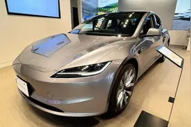 新车 | 选装价格1.2万元，特斯拉Model 3“快银车漆”涂装版实车曝光图片