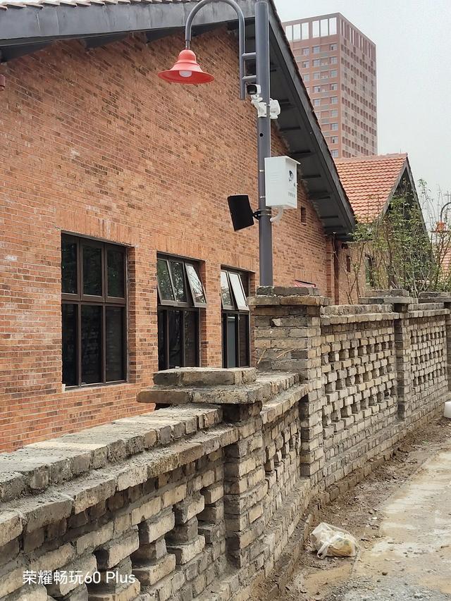 武汉青山正街前来打卡的市民络绎不绝
