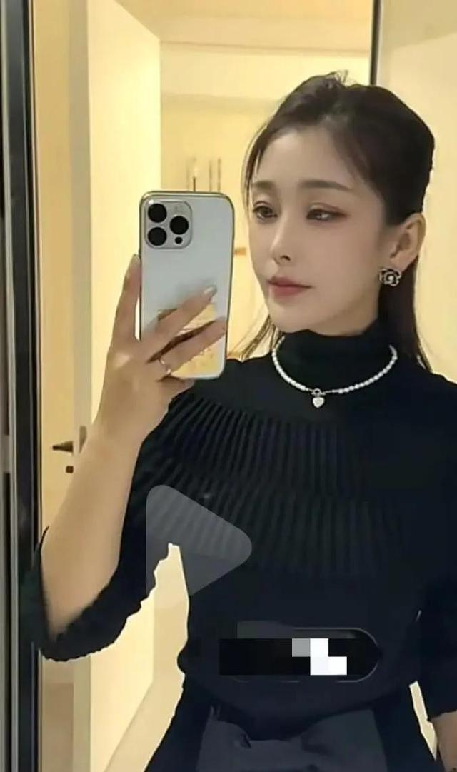 她走了	，路上的新轮胎还没磨花，车还在.