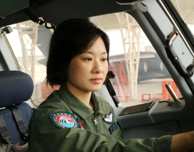 阅兵女机长身份曝光！私生活被扒牺牲太大，老公不简单，央视点名