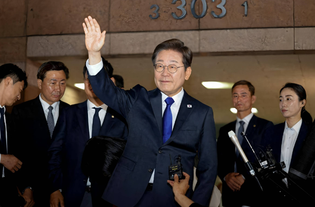 吃完了酒席，李在明启程离京，临走前终于对华改口	，一个时代告终