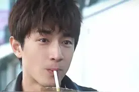 林更新卷发造型被指又回春，网友热评，就保持这个样子千万别说话图片