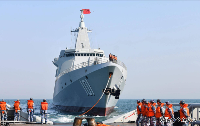 解放军新招！货轮秒变武库舰	，千艘导弹齐射，海战格局恐将大变？