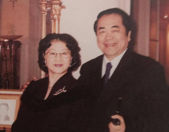 和朋友妻子偷情10年，北京庄园让给继子，难怪范曾亲女儿撕破脸