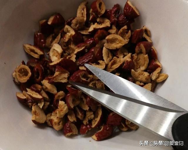 中老年别太节俭，多备3种零食，每天吃点，强身健体