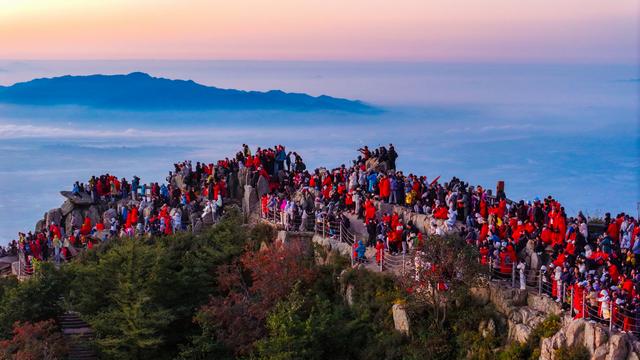 泰山之巅，与太阳的庄严赴约