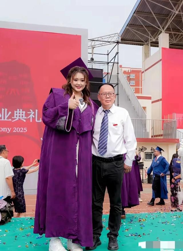 刘禹彤北京师范大学毕业照令人羡慕！不仅可爱还很能打！